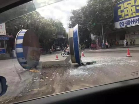 交通崗?fù)ぁ皺M躺”馬路上，究竟怎么回事？