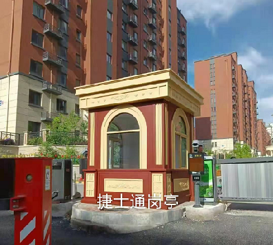 前方什么這么晃眼？哎呦，竟然是新型亮眼的保安亭